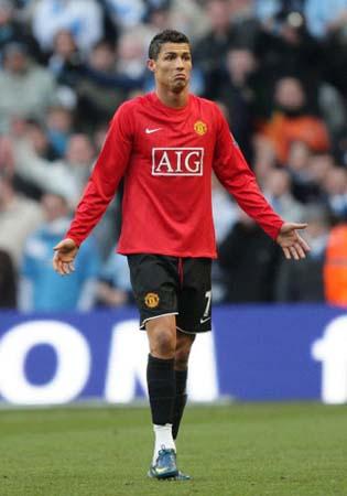 凯尔特人小球迷和远道而来的瑞士年轻人球迷互动