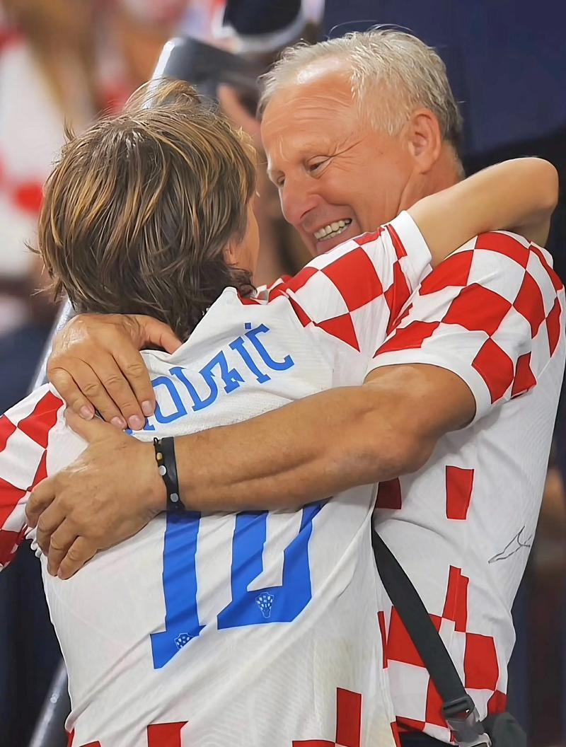 意甲登顶！让2追3 米兰3-2客胜都灵反超两强 普利西奇替补双响